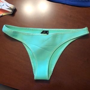 Triangl medium bottom